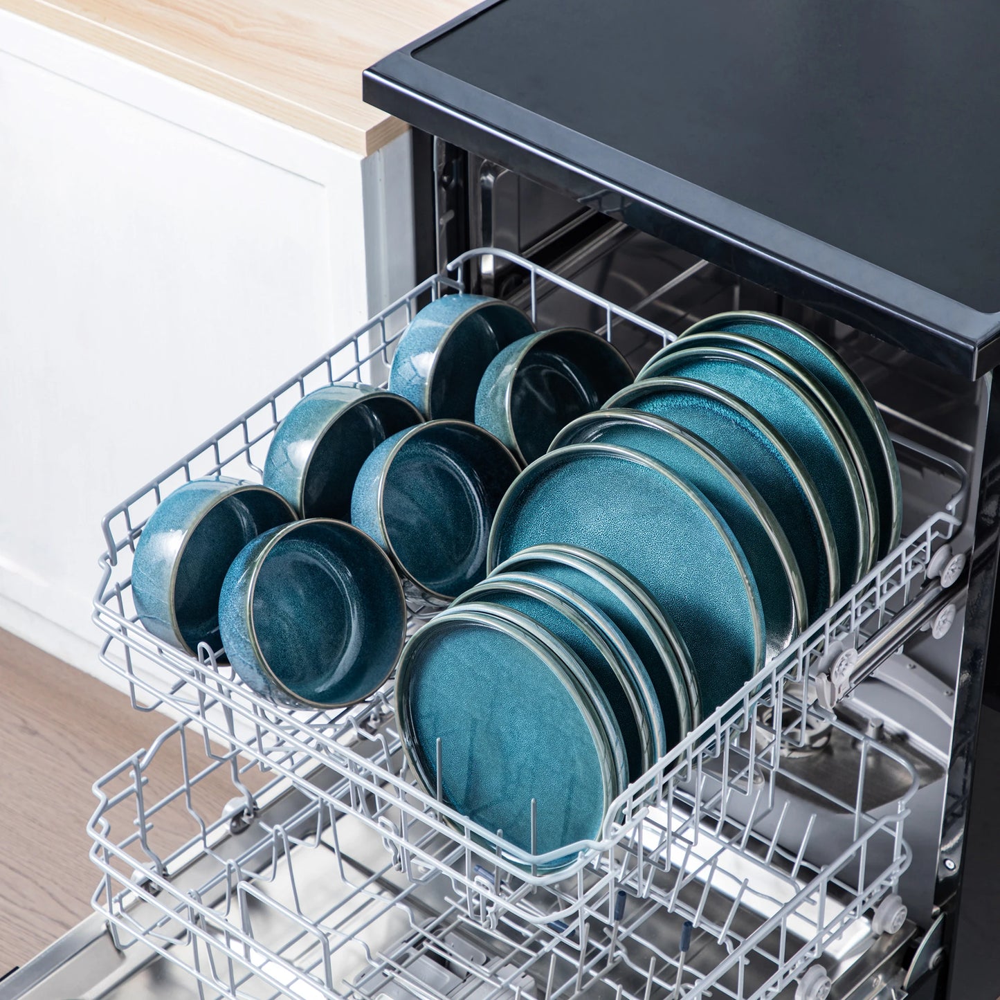 18 Piece Blue Ceramic Plate Set
