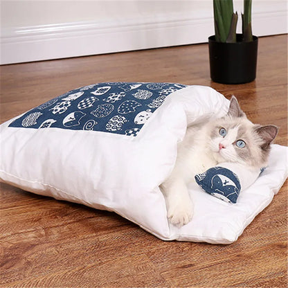 Warm cat sleeping bag with a cozy design, featuring a relaxed cat nestled inside.